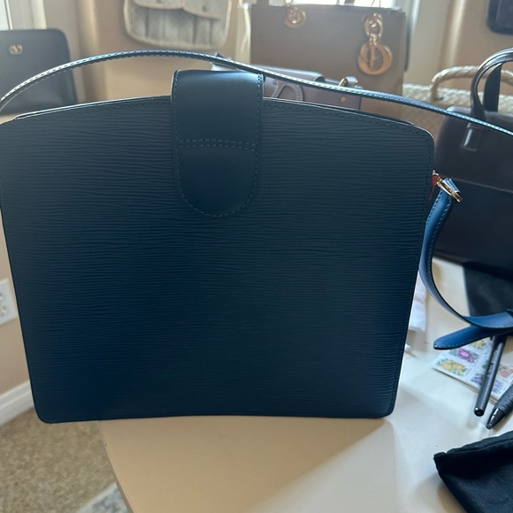 LV BLUE Epi Capucines - Picture 7 of 15